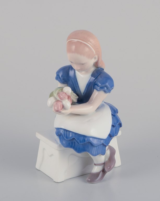 Bing & Grøndahl, Danmark.
Porcelænsfigur af siddende pige.