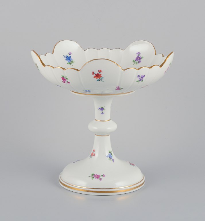 Meissen, Tyskland. Stor opsats i porcelæn. Polykrome blomstermotiver.