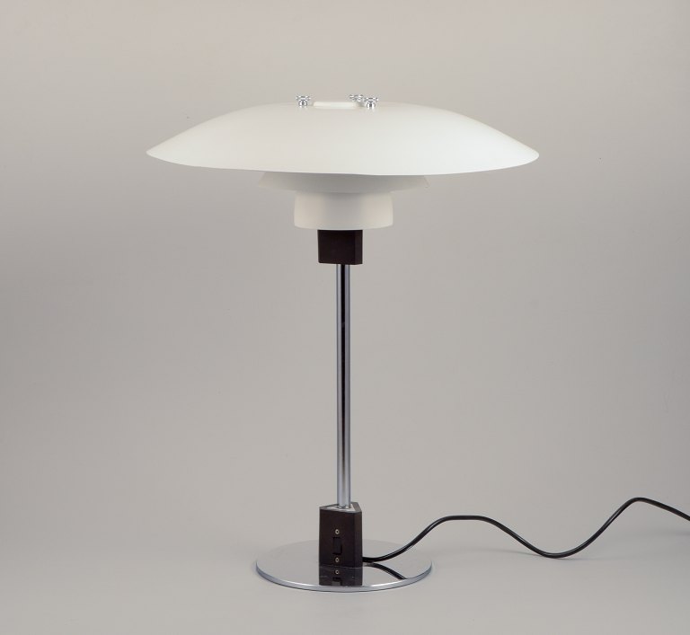 Poul Henningsen for Louis Poulsen, 4/3 bordlampe med hvide metalskærme.