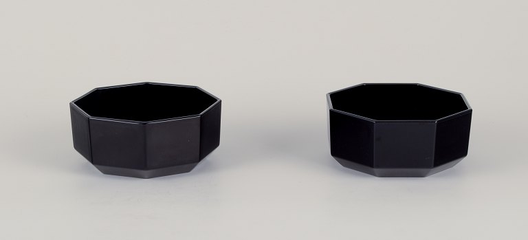 Arcoroc, Frankrig. 
To ottekantede skåle i sort porcelæn.