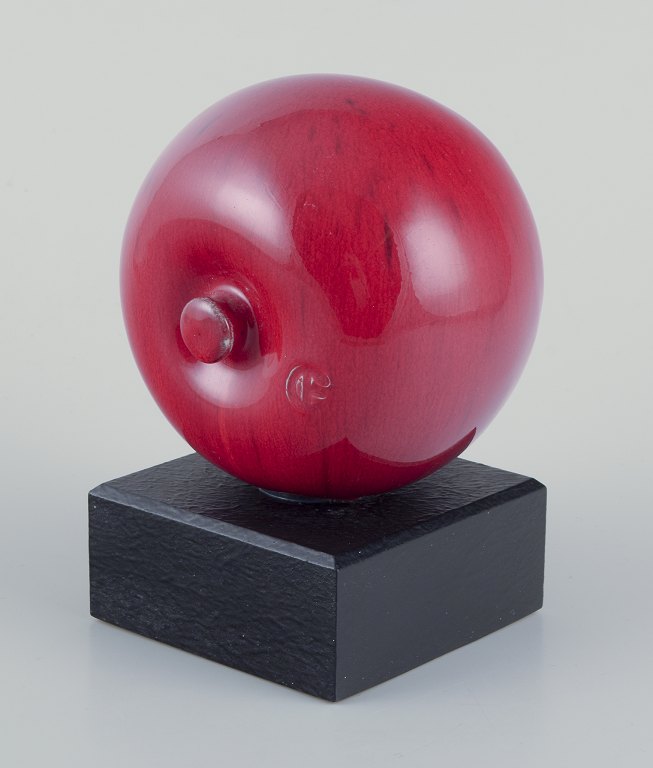 Alf Ekberg, Swedish ceramicist. Own studio.
Ceramic apple on wooden base.