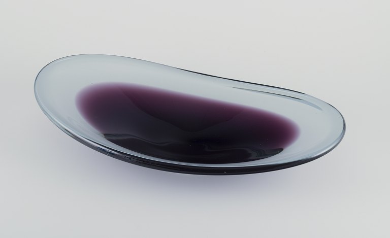 Vicke Lindstrand for Kosta Boda, Sweden.
Large oblong bowl in art glass.