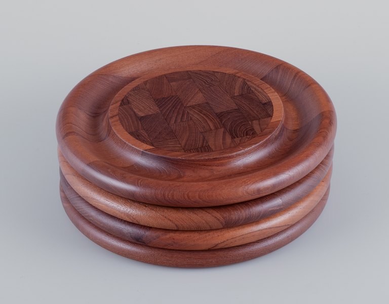 Jens Harald Quistgaard for Dansk Designs.
Four circular cutting boards/serving platters of precious wood.