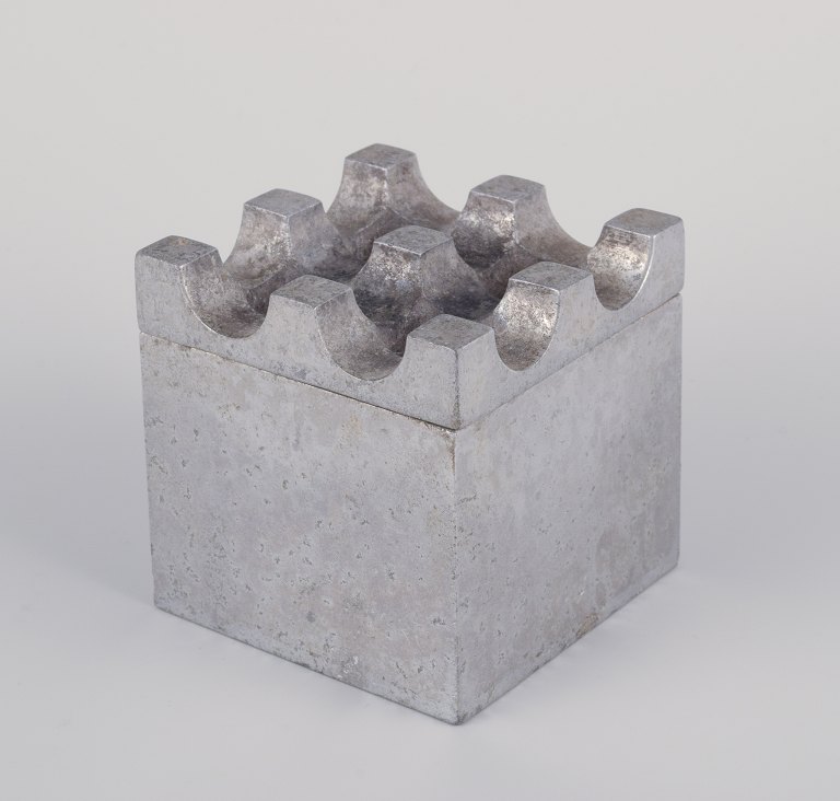 Holger Bäckström and Bo Ljungberg for AKVAMATIK AB, Tranås, Sweden.
ULTIMA ashtray in steel.