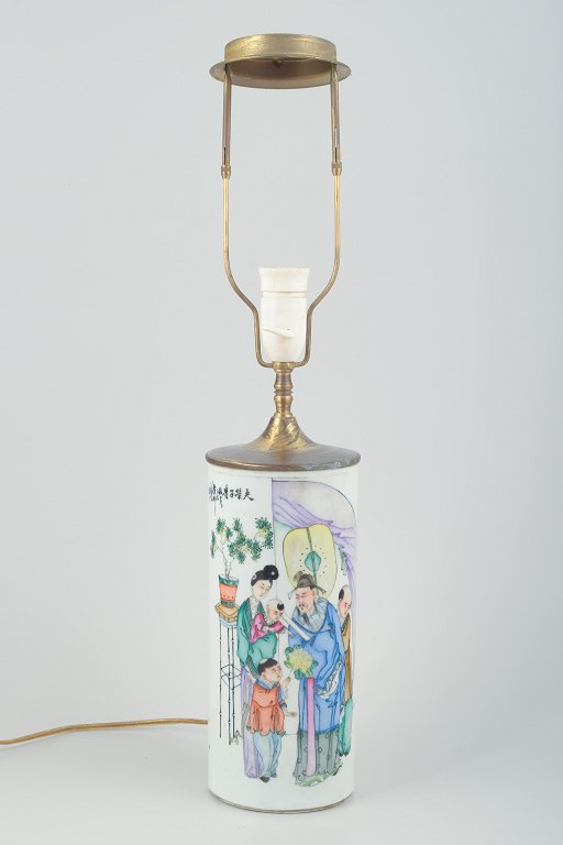 Kinesisk porcelænsbordlampe af cylinderformet vase. Sen Qing / Republikperioden 
(ca. 1900–1930).