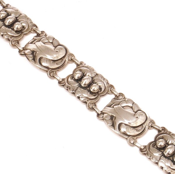 Kraftigt leddelt Georg Jensen armlænke #14 fra perioden 1933-44 med kasse- og 
sikkerhedslås. God Stand. L: 19,5cm