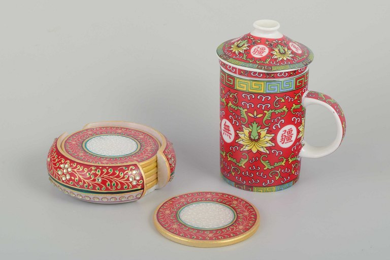 Kinesisk porcelæn
Tesæt med krus med tesi og seks flaske-/glasbakker, ca. 1980/90’erne.