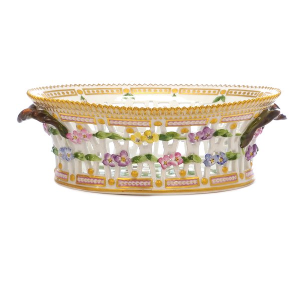 Flora Danica frugtkurv. Royal Copenhagen Flora Danica frugtkurv #3526. "Cerasus 
avrum L.". H: 8,5cm. L: 26cm