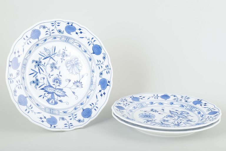 Meissen
3 middagstallerkener, “Løgmønstret”, midten af 1900-tallet.