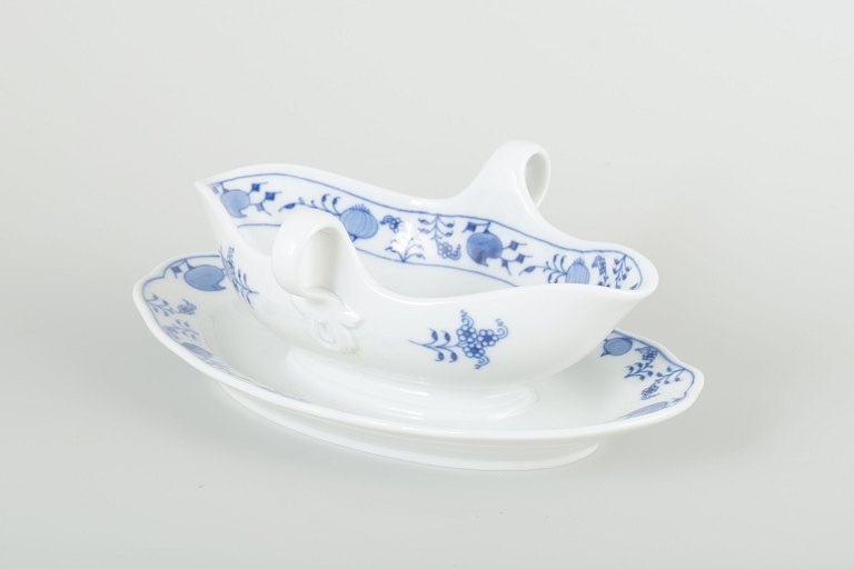 Meissen
Sovseskål med fastmonteret fad, “Løgmønstret”, tidligt 1900-tal.
