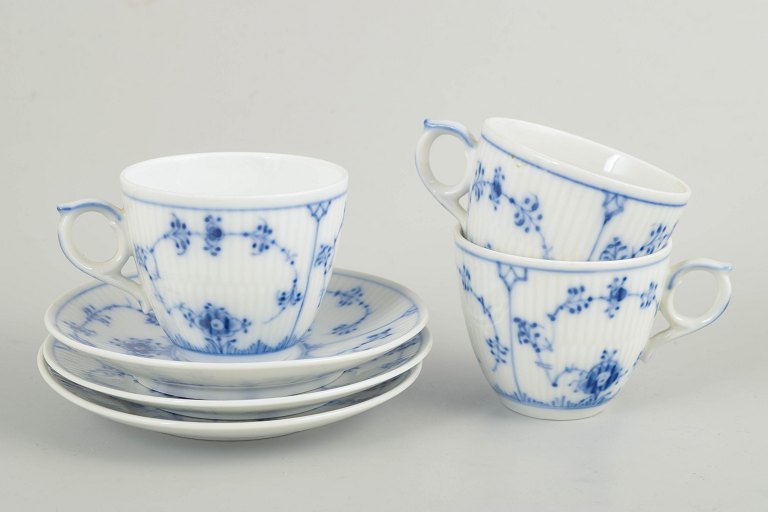 Royal Copenhagen, Musselmalet riflet kaffekopper med tilhørende underkopper, sæt af 3.