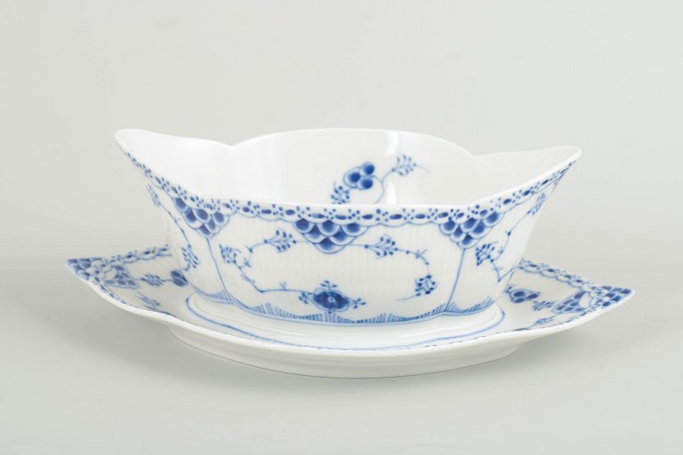 Royal Copenhagen Musselmalet Halvblonde, saucekande med underfad.