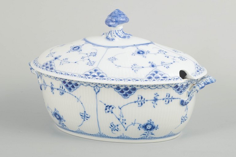Royal Copenhagen Musselmalet Halvblonde, stor terrin.