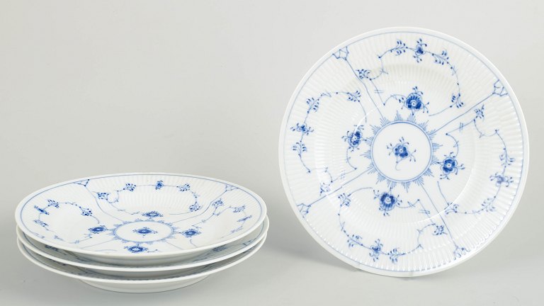 Royal Copenhagen Musselmalet Riflet, sæt af fire middagstallerkener.