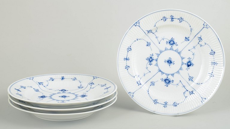 Royal Copenhagen Musselmalet Riflet, sæt af fire middagstallerkener.