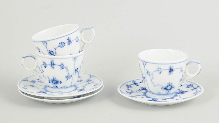 Royal Copenhagen Musselmalet Riflet, sæt af tre mokkakopper med underkopper.