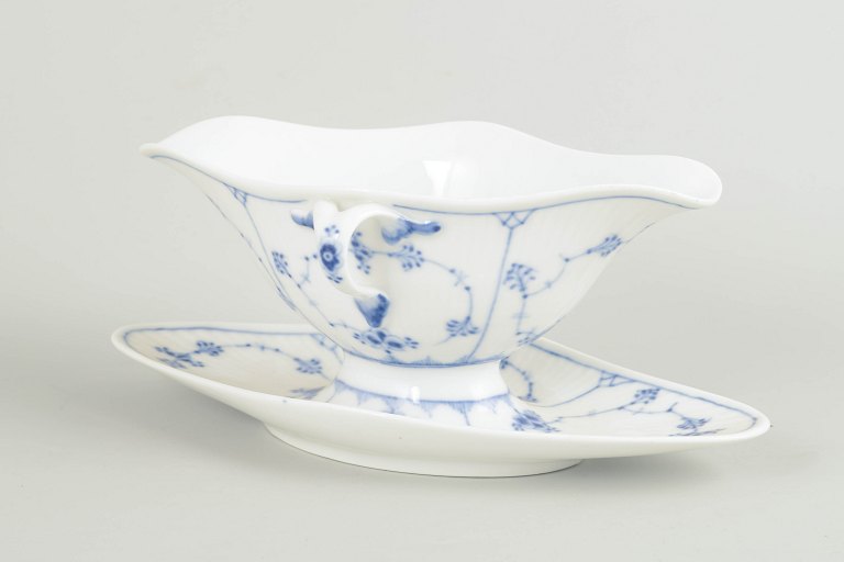 Royal Copenhagen Musselmalet Riflet sauceskål med fast underfad.