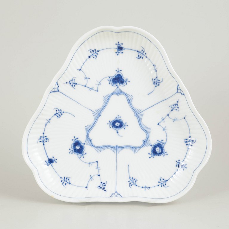 Royal Copenhagen Musselmalet Riflet trekantet fad.