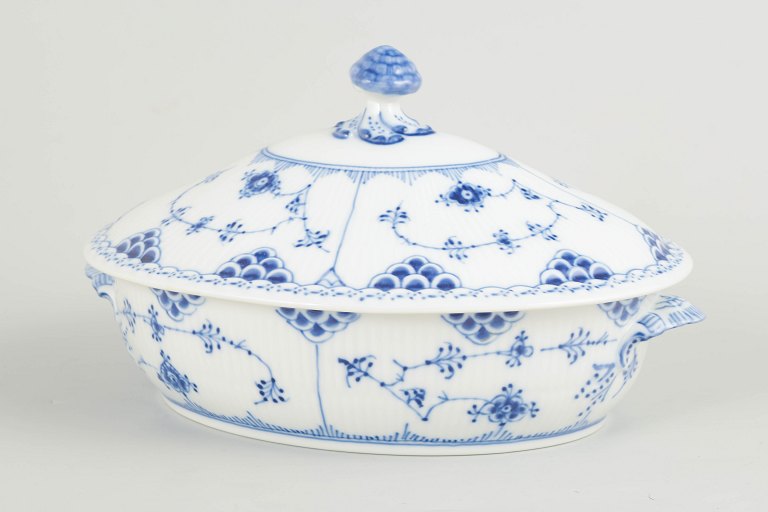 Royal Copenhagen Musselmalet Halvblonde oval terrin med låg.