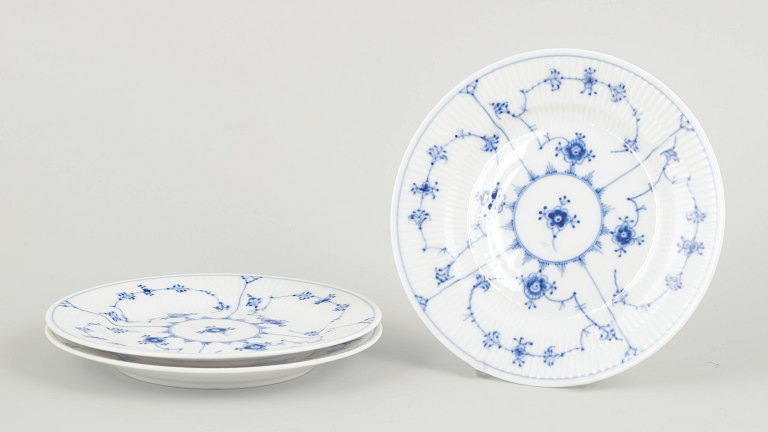 Royal Copenhagen Musselmalet Riflet, sæt af tre kagetallerkener.