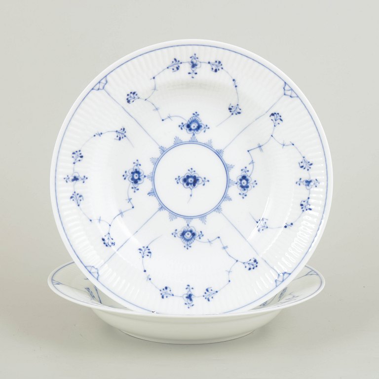 Royal Copenhagen Musselmalet Riflet to dybe suppetallerkener.