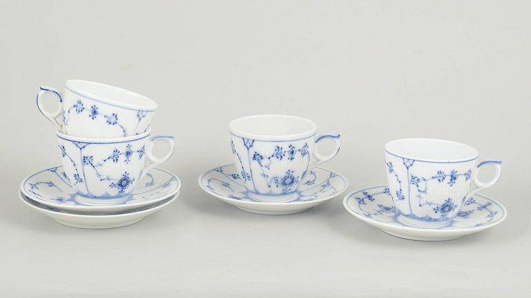 Royal Copenhagen Musselmalet Riflet, sæt af fire kaffekopper med underkopper.