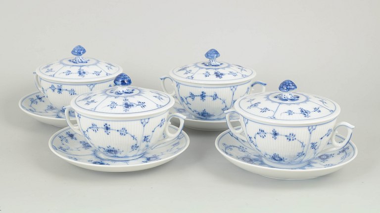 Royal Copenhagen, musselmalet riflet sæt af fire bouillonkopper med underkopper.