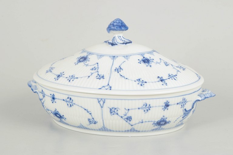 Royal Copenhagen, musselmalet riflet oval terrin med låg.