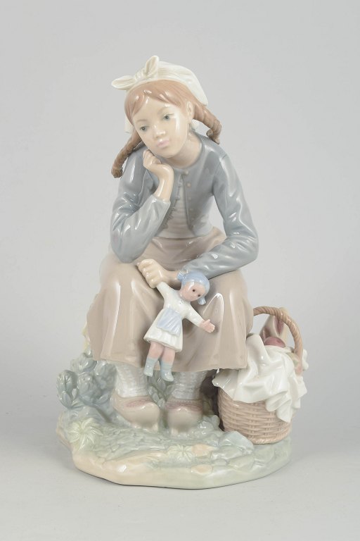 Lladró figur, siddende pige med dukke.