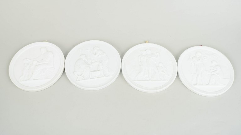 Royal Copenhagen, sæt af fire biscuit vægrelieffer efter Thorvaldsen.