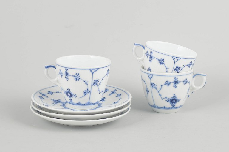 Royal Copenhagen Musselmalet Riflet, sæt af tre kaffekopper med underkopper.