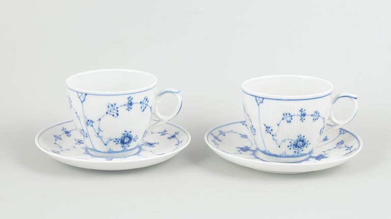 Royal Copenhagen Musselmalet Riflet morgenkopper med underkopper, par. Sjælden.