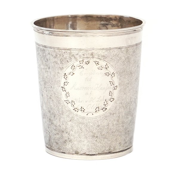 Stort nålepunslet pragtbæger i sølv. Sands. udført af Hans Nielsen Wolgast, København, før 1700-1711. Dateret 1698. H: 11,5cm. D: 9,9cm