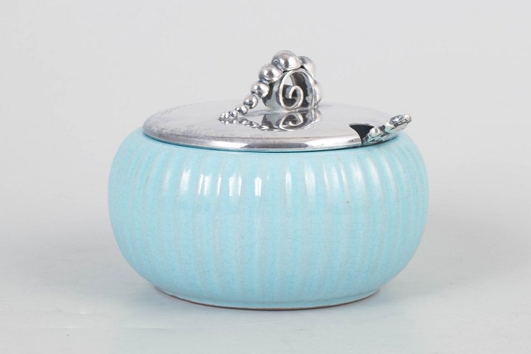 Dansk marmeladekrukke med sølvplet låg og Georg Jensen Konge sterlingsølvske.
