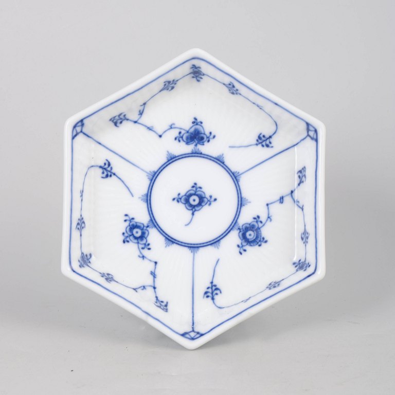 Royal Copenhagen Musselmalet Riflet, sjældent sekskantet fad.
