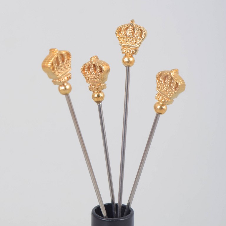 Skultuna, sæt af fire cocktailpinde med kronemotiv.