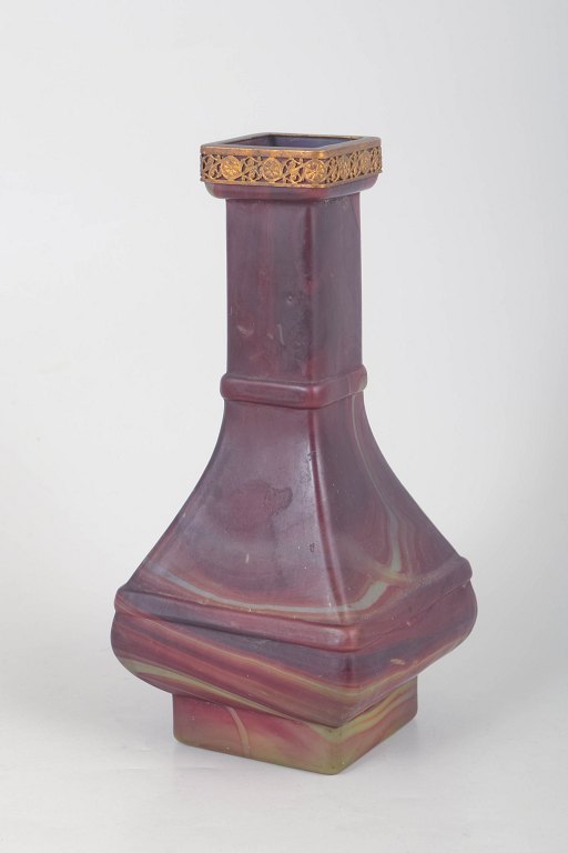Sevres, art deco kunstglasvase med messingmontering.