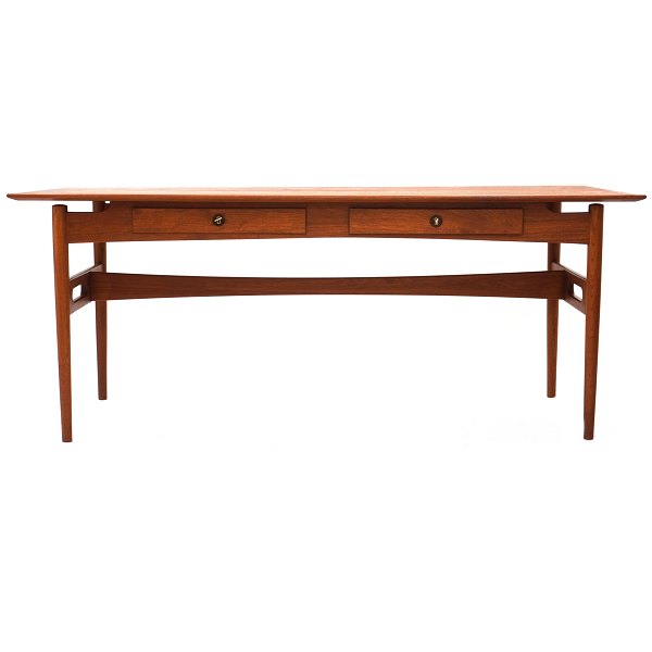 Dansk snedkermester skrivebord udført i teak med svævende plade, to skuffer i sarg og gennembrudte sprosser. H: 73cm. Plade: 75x180cm