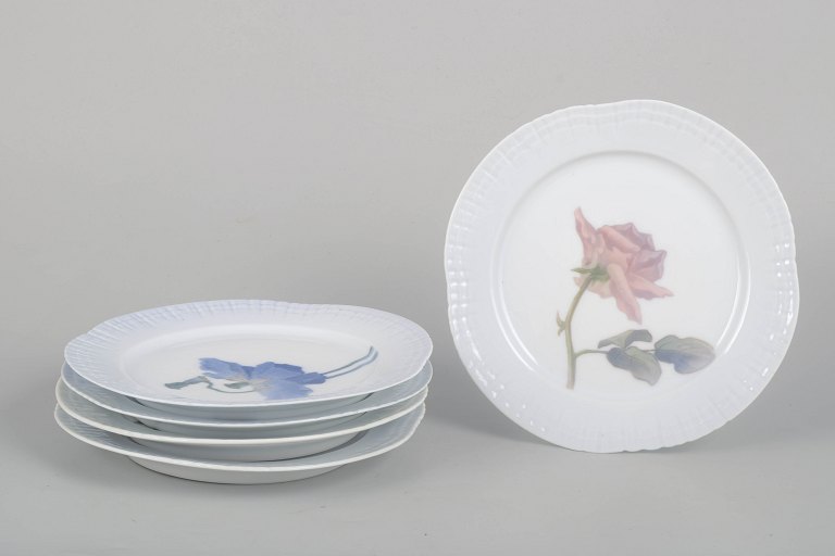 Royal Copenhagen skønvirke, sæt med fem tallerkener med blomstermotiver.